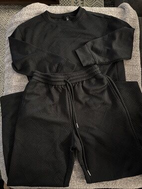 Black Textured Track Pants & Sweatshirt Set - Women